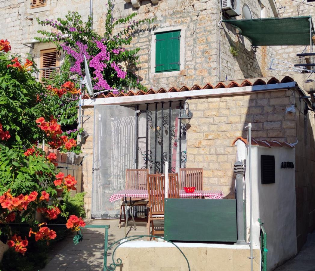 Alena + Terrace + Garden. Quiet Center Apartment *